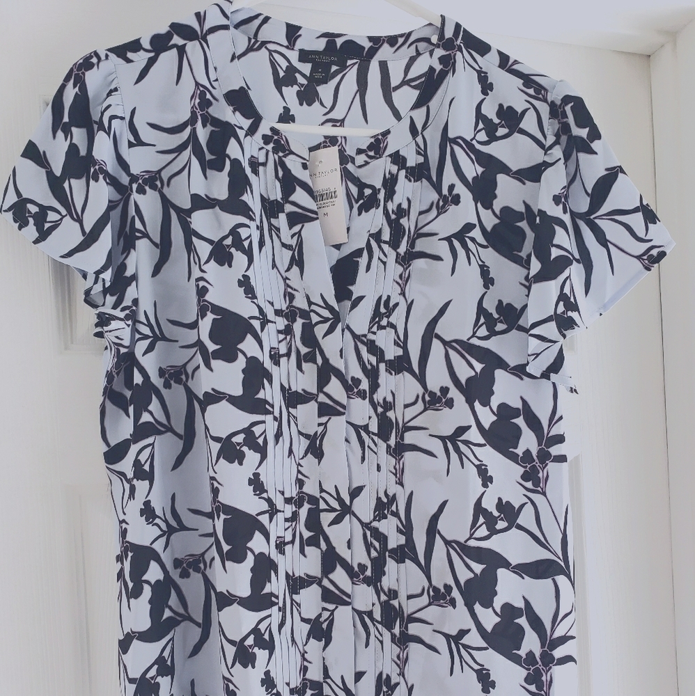 Ann Taylor floral flutter sleeve top. M